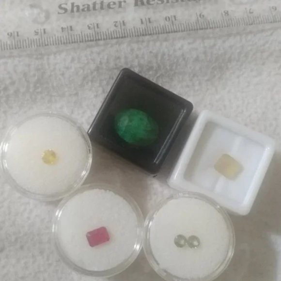 Lot of loose gemstones sapphire emerald ruby